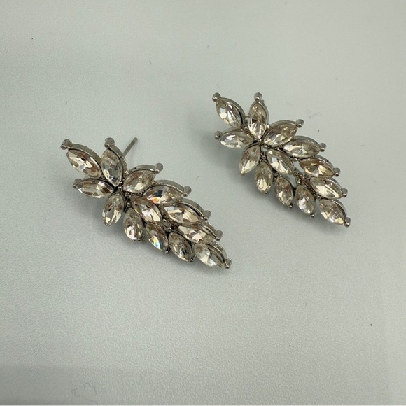 Elegant Silver Floral Necklace and Earring Set - Picture 5 of 11